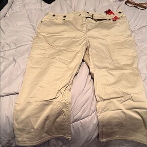 Jones Wear Cream Capris